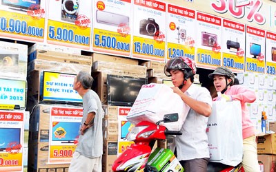 People shopping at an electronics center in HCMC (Photo: SGGP)